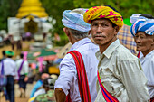 Pa'O-Männer mit bunter traditioneller Kopfbedeckung; Yawngshwe, Shan-Staat, Myanmar