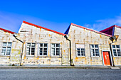 Verwitterte Gebäude mit Rostflecken auf der Fassade und schrägen Dächern; Wellington, Nordinsel, Neuseeland