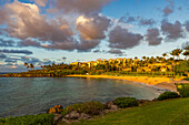 Touristen genießen den Kapalua Beach bei Sonnenuntergang; Ka'anapali, Maui, Hawaii, Vereinigte Staaten von Amerika