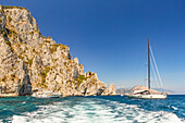 Felsige Küstenlinie der Insel Capri im Tyrrhenischen Meer, Mittelmeer; Capri, Italien