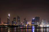 Leuchtende Lichter von Ho-Chi-Minh-Stadt bei Nacht; Ho-Chi-Minh-Stadt, Vietnam