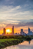 Sonnenuntergang über Ho-Chi-Minh-Stadt mit Wolkenkratzern in der Skyline; Ho-Chi-Minh-Stadt, Vietnam