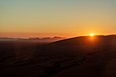 Blick von der Düne 45 bei Sonnenaufgang, Sossusvlei, Namib-Wüste; Namibia