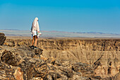Touristin steht und blickt über den Fischfluss-Canyon; Namibia