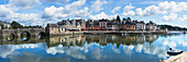 Blick auf den alten Stadtplatz und den Hafen von Saint Gustan an der Riviere d'Auray im Sommer; Saint Gustan, Bretagne, Frankreich
