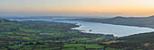 Sonnenaufgang über der Grafschaft Clare und dem Lough Derg, gestochenes Panorama; Killaloe, Grafschaft Clare, Irland