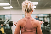 Frau trainiert mit Gewichten; Wellington, Neuseeland