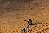 Paar, das ein Selbstporträt auf der Düne 45, Sossusvlei, Namib-Wüste, Namib-Naukluft-Nationalpark, aufnimmt; Namibia