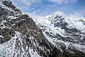 Schroffe, schneebedeckte Bergspitzen, italienische Seite des Mont Blanc; Courmayeur, Aostatal, Italien