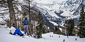 Skifahrer in einem Skigebiet, italienische Seite des Mont Blanc; Courmayeur, Aostatal, Italien