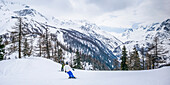 Snowboarding im Aosta-Tal, italienische Seite des Mont Blanc; Courmayeur, Aostatal, Italien