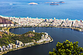 Blick auf die Lagune Rodrigo de Freitas und die Küste von Rio de Janeiro, einem UNESO-Welterbe; Rio de Janeiro, Rio de Janeiro, Brasilien