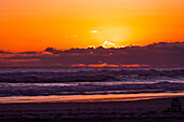 Sonnenuntergang am Praia Grande; Arraial do Cabo, Rio De Janeiro, Brasilien