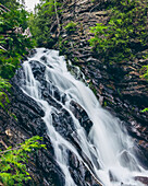 Wasserfall in der Schlucht Canyon des Portes de l'Enfer; Saint-Narcisse-de-Rimouski, Québec, Kanada