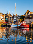 Boote spiegeln sich im ruhigen Wasser des Hafens; Honfleur, Normandie, Frankreich