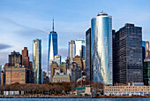Manhatten, Downtown New York City, mit Blick auf das One World Trade Center; New York City, New York, Vereinigte Staaten von Amerika