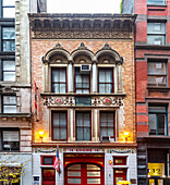 Feuerwache 14 mit Fahnen und historischer Fassade, Manhattan; New York City, New York, Vereinigte Staaten von Amerika