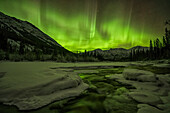 Aurora Borealis oder Nordlicht am Nachthimmel von Yukon; Yukon, Kanada