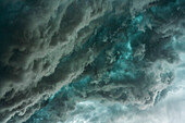 Superzellen-Gewitterwolken zeigen die Kraft von Mutter Natur. Gewaltige Wolken bauen sich auf und entfesseln mächtige Stürme, die ein wunderschönes und ehrfurchtgebietendes Spektakel erzeugen; Colorado, Vereinigte Staaten von Amerika
