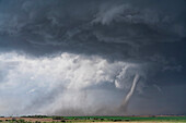 Erstaunliche Wolken über der Landschaft des mittleren Westens der USA, als sich Superzellengewitter entwickeln.  Tornado am Boden; Woodward, Nebraska, Vereinigte Staaten von Amerika