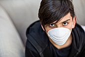 Ein Junge im Vorschulalter trägt eine Schutzmaske zum Schutz vor COVID-19 während der weltweiten Coronavirus-Pandemie; Toronto, Ontario, Kanada