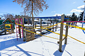 Ein Spielplatz, der während der COVID-19-Weltpandemie mit Absperrband abgesperrt wurde; Edmonton, Alberta, Kanada