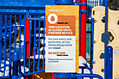 Ein Schild an einem Spielplatz, der während der COVID-19-Weltpandemie mit Absperrband abgesperrt wurde; Edmonton, Alberta, Kanada