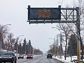 Straßenschild mit der Aufschrift "Covid-19-Verbreitung verhindern"; Edmonton, Alberta, Kanada