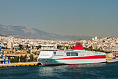 Fähre der Minoan Lines angedockt im Hafen von Piräus; Piräus, Athen, Griechenland