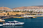 Seajets-Fähre und Eakebe-Handelsschiff angedockt im Hafen von Piräus; Piräus, Athen, Griechenland