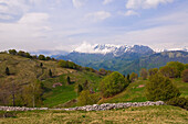 Steinmauer und Berge, Soca Valley, Slowenien