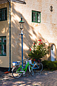 Fahrräder am Laternenpfahl geparkt, Aeroskobing, Aero Island, Dänemark