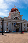 Das Rathaus im Parque Jose Marti, Cienfuegos, Kuba, Westindische Inseln, Karibik