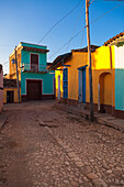 Bunte Gebäude in einer Straße mit Kopfsteinpflaster, Trinidad, Kuba, Westindien, Karibik