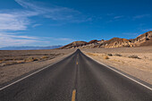 Gepflasterte Straße in der Wüstenlandschaft, Death Valley National Park, Kalifornien, USA