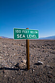 Schild "100 Fuß unter dem Meeresspiegel", Death Valley National Park, Kalifornien, USA