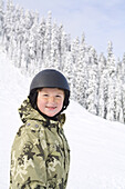 Kleiner Junge beim Snowboarden am Snoqualmie Pass, Washington, USA