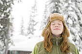 Mädchen im Freien bei Schneefall