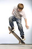 Skateboarder, der einen Ollie macht