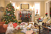 Unordnung im Wohnzimmer nach dem Auspacken der Weihnachtsgeschenke