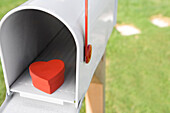 Herzförmige Box im Briefkasten