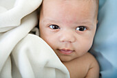 Baby-Junge mit Decke