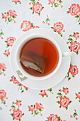 Draufsicht auf Teetasse mit Teebeutel, Studioaufnahme