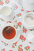Draufsicht auf Teeservice mit Teetasse, Studioaufnahme