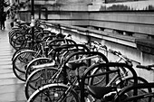 Reihe von Fahrrädern am Straßenrand geparkt, London, England