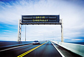 Schild "Drive Careful", Konföderationsbrücke, Prince Edward Island, Kanada