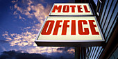 Motel-Büroschild bei Sonnenuntergang