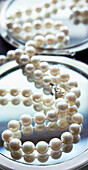 Perlenkette auf Kompaktspiegel