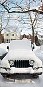 Schneebedeckter Jeep in der Einfahrt