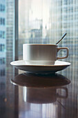 Tasse Kaffee auf dem Tisch im Sitzungssaal